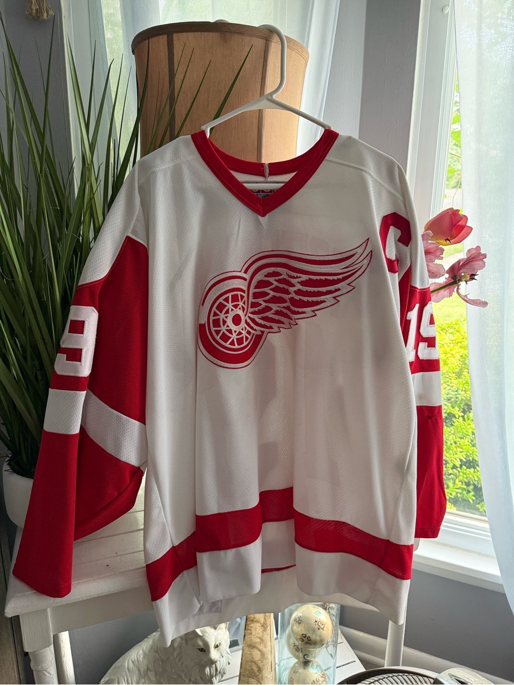 Vintage CCM Detroit Red Wings Steve Yzerman Hockey Jersey Men's XL Canada